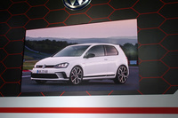 2016年半ばに日本に導入される予定の限定車「ゴルフGTIクラブスポーツ」。“GTI史上最強”のモデルとうたわれている。