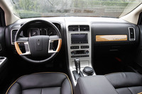 スクエアモチーフを左右対称に配し、統一感のあるインテリア。