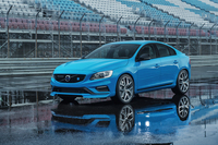 
    「S60／V60ポールスター」のベースは「S60／V60 T6 AWD R-DESIGN」。前後スポイラーの形状などが変更され、空力性能が最適化されている。
    