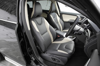 シートは「R-DESIGN」専用のスポーツシートとなる。