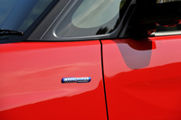 フロントのフェンダーパネルに装着された「HYBRID」のバッジ。