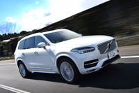 「ボルボXC90」には、全車速追従機能付きのクルーズコントロール機能や、車線の逸脱を防止するシステムが標準で備わる。