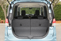 ラゲッジルームに従来モデルから大きな変更はなし。後席は左右分割可倒式で、荷室側からワンアクションでたたむことができる。（写真をクリックすると、シートが倒れる様子が見られます）
    