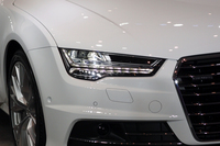 対向車や先行車を眩惑（げんわく）しないようハイビームを自動的に制御する「マトリクスLEDヘッドライト」が搭載される。