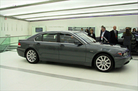 BMWはアメリカでは、新しい7シリーズのロングホイールベース版を発表した。このアクの強いスタイルのクルマは、長い方がバランスがよく見える。