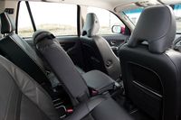 リアシート中央には、「インテグレーテッド・チャイルド・クッション」が採用された。座面を一段上げて、背の低い子供用にすることができる。そのうえ前方へ284mmスライドさせて前席乗員との距離を縮め、前席の大人たちとコミュニケーションを取りやすくすることが可能だ。