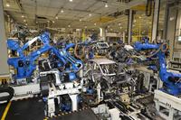 各部品を組み合わせ、クルマの基本となる形を作る溶接工程。寄居工場では先にインナー骨格を溶接し、次の工程で外板を貼り付けるという手順を採用。治具の小型化や生産効率の向上を実現するとともに、完成車の軽量化にも寄与しているという。