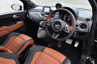 「595コンペティツィオーネ」のインテリア。シートの色はボディーカラーに応じてブラック、レッド、ブラウンの3色が用意されている。