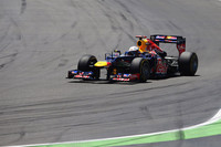 レッドブルは大幅なマシンアップデートを敢行。そのかいあってか、ベッテルは今季3度目のポールポジションから、レース半ばまで首位を快走したのだが、セーフティーカーラン直後にエンジンがストールしリタイア。バレンシア3年連続ポール・トゥ・ウィンはならず。（Photo=Red Bull Racing）