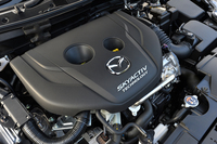 「XDツーリング」に搭載される1.5リッター直4ディーゼルエンジン。高価なNOx後処理システムなしで日本のポスト新長期規制をクリアする、高い環境性能を実現している。
    