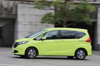 最後に試乗した、最上級グレードの「ハイブリッドEX」。本革巻きのステアリングホイールや15インチアルミホイール、インテリアイルミネーションなどが標準装備される。