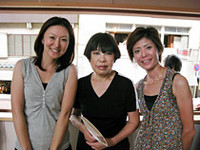 岸和田の「洋裁コシノ」で。ファッションデザイナーのコシノジュンコさん（写真中央）と。