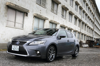 エクステリアでは「スピンドルグリル」の採用が最大のトピックス。開口部の格子の模様は、“Fスポーツ”のみがメッシュタイプ、他のグレードはバー（横桟）タイプとなっている。
    