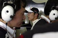 チームメイトの活躍に隠れがちな佐藤琢磨（写真中央）だが、予選でスピンした汚名を挽回すべく、最後尾から好ペースで追い上げポイント圏内の8位まで上昇した。残り3周でのエンジンブローは痛かったが、チームは上り調子。焦らずいけば、いい結果が出せるはず。（写真＝本田技研工業）