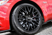 V8モデルのタイヤサイズは、フロントが255/40R19、リアが275/40R19となっていた。