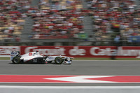 予選Q2で前車に引っかかり14位どまりだった小林可夢偉（写真）のザウバー。スタートでいきなりパンクにあい予定していなかったピットストップを強いられたが、その後の追い上げで10位完走、4戦連続入賞を果たした。チームメイトでルーキーのセルジオ・ペレスは初入賞9位。（Photo=Sauber）

