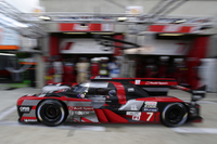 ピットアウトしていく7号車アウディ。日本のレースシーンでもなじみのある、A.ロッテラーやB.トレルイエがドライブした。