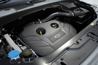 搭載されるエンジンは2リッター直4ターボ。従来の3.2リッター直6から8psと2.4kgmアップの240ps、34.7kgmを発生する。