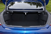 トランクの容量は、標準で355リッター。後席の背もたれを前方に倒すことで、さらに拡大できる。トランクリッドは、リアバンパーの下に足先をかざすだけで開閉可能。（写真をクリックすると、荷室のアレンジが見られます）