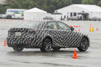 シャシーは「GS」用の短縮版。ステアリングギアが見直されたほか、サスペンションも刷新されている。