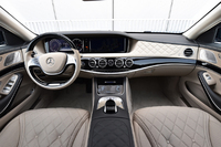 インテリアのデザインは「Sクラス」に準じる。“コマンドポジション”というほどではないが、運転席の着座位置は高い。