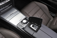 センターコンソールに設けられたソフトトップの操作スイッチ。約40km/hまでであれば走行中でも開け閉めが可能。