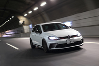 動力性能は、0-100km/h加速は5.9秒、最高速は250km/hと公称されている。