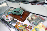 展示されていた当時の自動車専門誌やモデルカー、ノベルティなど。手前に見える、プラモデル登場以前のアイテムである木製模型（箱付き）など、特に希少と思われる。