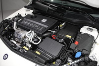 リッター当たり181psを発生する2リッター直4ターボエンジン、7段デュアルクラッチ・トランスミッション、4MATICなどの組み合わせによって、「A45 AMG」は0-100km/h加速4.6秒、最高速250km/h（リミッター作動）の動力性能を実現した。