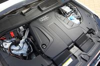 エンジンルーム。2リッター直4ユニットが搭載されるのは、「アウディQ7」としては初めてのこと。