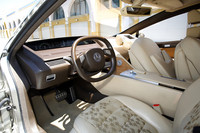 音声認識システム搭載により、シンプルな操作型を実現したインパネまわり。未来のインテリアを示唆している？
