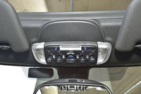 ソフトトップの開閉はオーバーヘッドコンソールの中央にあるスイッチで行う。