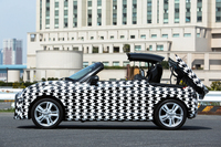 電動ハードトップの基本的な設計は先代「コペン」と共通だが、トランクフードと乗員スペースの隙間を埋めるオープニングカバー（手作業で装着する必要があった）は廃止された。