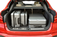 荷室の様子。開口部の広いテールゲートもセリングポイントのひとつ。
    