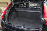 ラゲッジルームの仕様については、ほかのグレードと大きな違いはない。トノカバーや2分割式のラゲッジネットが装備されている。