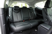 リアシートは、開口部が後席頭上近くまで迫る大型サンルーフのおかげで開放感は十分。後席用エアコン吹き出し口も設置されており、快適性が高められている。