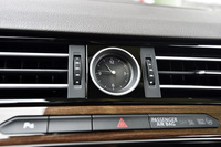 ダッシュボードの中心に埋め込まれたアナログ時計。