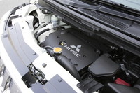 2.4リッター「MIVEC」エンジン。吸排気ともに、可変バルブタイミング機構を備える。