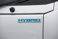 フロントに装着された「HYBRID」のバッジ。「エルフ」では先代のモデル末期、2005年に初めてディーゼルハイブリッド車が設定された。