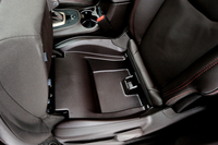 助手席の座面下には収納が用意される。
    