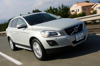 「XC60」に設定される「セーフティパッケージ」の内容は、ACC（アダプディブ・クルーズコントロール）、車間警告機能、追突警告機能、ドライバー・アラート・コントロール、レーン・デパーチャー・ウォーニングの、安全装備およびドライバー支援機能のセット。