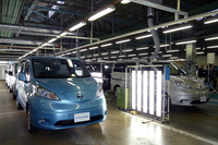 追浜工場の検査ラインに並ぶ「e-NV200」。