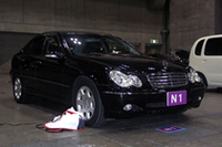 写真C：スーパーオートバックス東京ベイ東雲のメルセデスCクラス。同じくヘッドユニットの内蔵アンプで慣らしながらもスピーカーには上級の10RSシリーズを使用。仕上がりもGOOD。