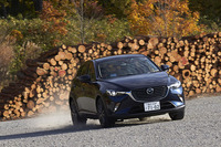 未舗装の路面を走る「CX-3」。マツダの4WDシステム「i-ACTIV AWD」では、極わずかながら、常に後輪にも駆動力が分配されている。この“スタンバイ状態”を作ることで、前輪がグリップを失った際には、タイムラグのないトルク配分が可能になる。