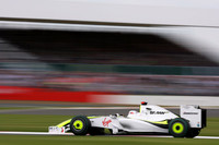 決勝日の気温17度。涼しい気候のイギリスで、タイヤを適温にまでもっていけなかったのがブラウンの敗因とされる。ルーベンス・バリケロはフロントローからスタートし2位を走行するも、最初のピットストップでマーク・ウェバーにかわされて結局3位でゴール。4連勝中のジェンソン・バトン（写真）は、母国GPで錦を飾ることはできず、6番グリッドから6位完走。不調のなかで3点を獲得しダメージを抑えた。（写真＝Brawn GP）