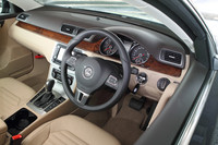 ドライバーのステアリング操作から集中力の低下を検知し、アラーム音と表示で警告するドライバー疲労検知システム「ファティーグ・ディテクション」が全車に標準装備される。