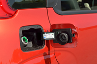 こちらは、車体右側後方に備わる給油口。リッドそのものが、注ぎ口のキャップを兼ねている。
    