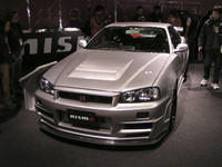 「NISMO R34GT-R Z-tune」。R34のエンジンをベースに、2568ccの排気量を2771ccに拡大。ピストンやカムシャフトは専用品、インタークーラーなどを付与して、最高出力500ps（以上）/6800rpm、最大トルク55.0kgm（以上）/5200rpmを発生する。