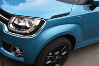 グリルの内側におさめられたヘッドランプは初代「セルボ」を、ボンネットの両側に備えられたフェンダーガーニッシュは「エスクード」をモチーフにデザインされた。