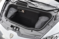 フロントには、小ぶりながら、まとまったラゲッジスペースが確保される。
    